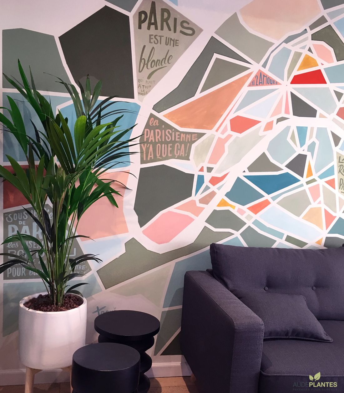 Grandes plantes vertes en pots dans un espace de travail lumineux