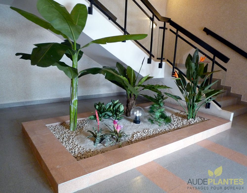 Jardin d’intérieur de plantes artificielles sous un escalier